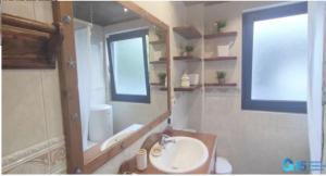 ein Badezimmer mit Waschbecken und Spiegel in der Unterkunft Apartamento El Olivar in San Sebastián