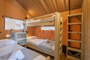 Postel nebo postele na pokoji v ubytování Camping & Bungalows Platja Brava