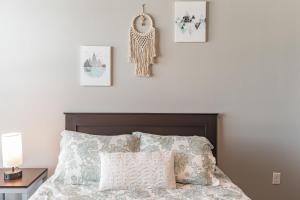 1 dormitorio con 1 cama y 3 cuadros en la pared en Modern Stay Near Jack Trice Stadium - Walk to ISU, en Ames
