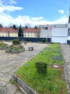 un parc avec un banc et un bâtiment dans l'établissement City Appartements Mainz, à Mayence