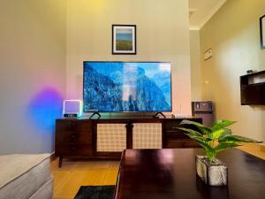 TV a/nebo společenská místnost v ubytování The Haven Loft