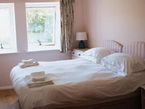 En eller flere senge i et værelse på Newfield Farm Cottages