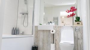 une salle de bain avec toilettes, lavabo et douche dans l'établissement Cozy Modern Apt MCR City Centre, à Manchester