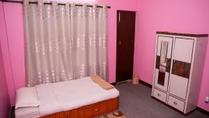 Katil atau katil-katil dalam bilik di YogStay Homestay in Kathmandu