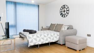 un salon avec un lit et un canapé dans l'établissement Cozy Modern Apt MCR City Centre, à Manchester