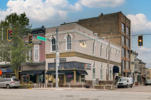 una intersección de una calle con un semáforo en Vintage Studio in Historic Dtwn La Porte!, en LaPorte