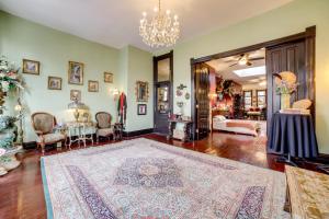 sala de estar con alfombra en el suelo en Vintage Studio in Historic Dtwn La Porte!, en LaPorte