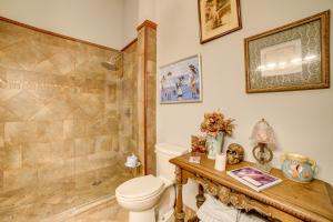 un baño con inodoro y ducha en Vintage Studio in Historic Dtwn La Porte!, en LaPorte 16 fotos más