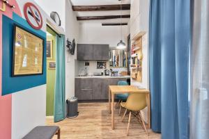 a kitchen and dining room with a table and chairs at Borgo Portello in Padova