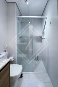 a bathroom with a glass shower with a toilet at Zainalofts7Vila Mariana ao lado metrô, CASV 117 ID in Sao Paulo +18 photos