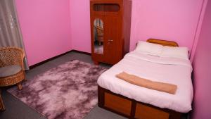 Katil atau katil-katil dalam bilik di YogStay Homestay in Kathmandu