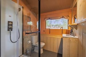Koupelna v ubytování Camping & Bungalows Platja Brava