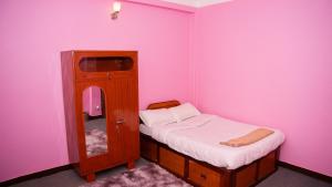 Katil atau katil-katil dalam bilik di YogStay Homestay in Kathmandu