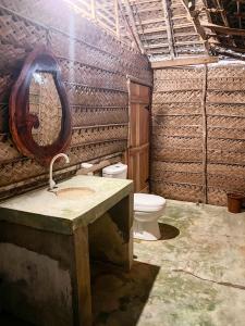 une salle de bain avec un lavabo et des toilettes dans l'établissement Coco Cottage Kite Surfing-Kalpitiya, à Kandakuli