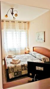 マテーラにあるAmatera Casa Vacanzaのベッドルーム(ベッド1台、窓付)