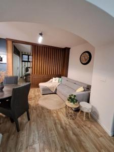 una sala de estar con un sofá y una mesa en Apartmán Akademik, en Banská Štiavnica