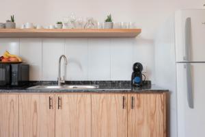 Η κουζίνα ή μικρή κουζίνα στο Fliphaus Arenales 1900 - 5 Bd 3 Ba Recoleta