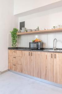 Η κουζίνα ή μικρή κουζίνα στο Fliphaus Arenales 1900 - 5 Bd 3 Ba Recoleta