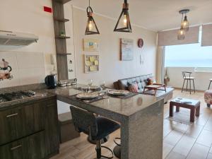 利马EuVe Ocean View Flat in Lima的中间设有厨房和带大岛的客厅