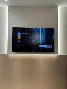 a flat screen tv hanging on a wall at Osik apartments villa 01 in Golem