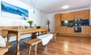 Kuchyňa alebo kuchynka v ubytovaní Apparthotel AlpenChalet