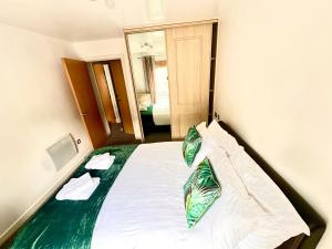 Bon-y-maenにあるCharming River Nest Near the Stadium and City Centre Comfort for Up to 4 Guestsの枕が2つ置かれたベッドのある寝室