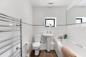 ダービーにあるMillhouse Apartment - City Centre - Free Parking, Self-Check-in, SkyTV and Fast Wifi by Yoko Propertyのトイレと洗面台を備えた白いバスルーム