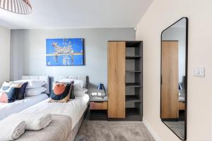 ダービーにあるMillhouse Apartment - City Centre - Free Parking, Self-Check-in, SkyTV and Fast Wifi by Yoko Propertyのベッド2台と鏡のある寝室