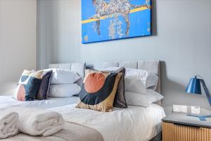 ダービーにあるMillhouse Apartment - City Centre - Free Parking, Self-Check-in, SkyTV and Fast Wifi by Yoko Propertyのベッドルーム1室(枕付きのベッド2台、壁に絵画付) +23枚の写真