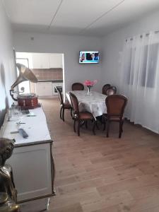 Μια τηλεόραση ή/και κέντρο ψυχαγωγίας στο House with jacuzzi in Atei - 70 m² +13 φωτογραφίες