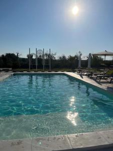 una piscina con agua azul en un parque en Agriturismo Masseria Pallanzano, en Otranto