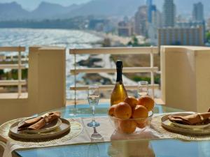 - une table avec une bouteille de vin et un bol de nourriture dans l'établissement Clubrent - Rubino, à Calp