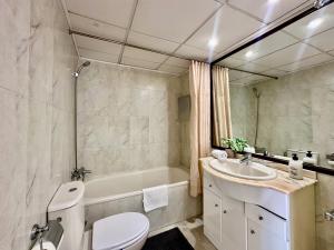 une salle de bain avec toilettes, lavabo et baignoire dans l'établissement Clubrent - Rubino, à Calp 30 autres photos