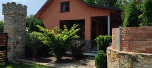 巴蒂La Boier的砖墙和树的房子