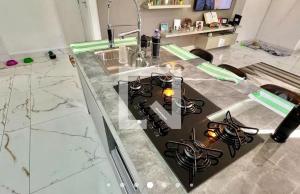 kuchnia z płytą kuchenną na ladzie w obiekcie Aconchego de Lugar - Eri & Douglas w mieście Belo Horizonte +2 zdjęcia