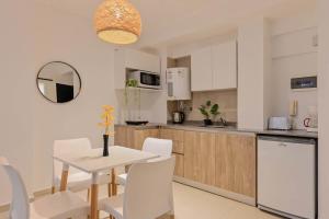 Kuchyň nebo kuchyňský kout v ubytování MOT Mansion Mitre 'D' - 4 pax Gym & Jacuzzi