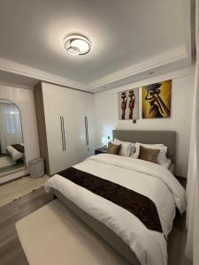 un dormitorio con una cama grande en una habitación en City homes, en Nairobi