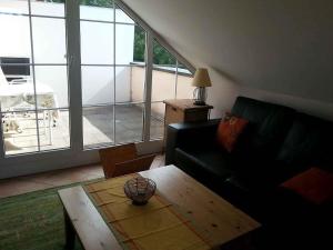 sala de estar con sofá y mesa de centro en Weingut Wissler - Brennerei, en Au