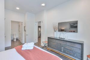 Giường trong phòng chung tại Amazing Downtown Condo w Pool and Free Parking +15 ảnh