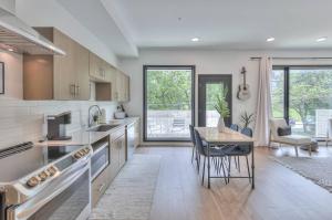 Una cocina con una mesa y un comedor. en Amazing Downtown Condo W Pool And Free Parking, en Nashville