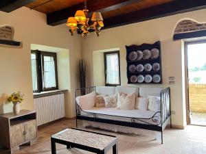 a living room with a couch and a chandelier at Casale di Campagna in Monte San Giusto