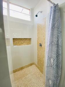 Un baño con ducha con un estampado de cebra en la pared. en Edificio 6-413 APT 202, en Cali