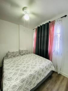 Un dormitorio con una cama y cortinas en una habitación. en Edificio 6-413 APT 202, en Cali 3 fotos más