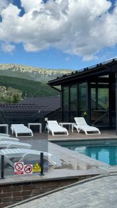 Kolam renang di atau dekat dengan WhiteWood Cottages