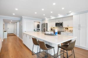 Η κουζίνα ή μικρή κουζίνα στο Kings Crown 117 condo