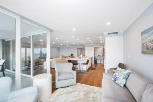 Χώρος καθιστικού στο Kings Crown 117 condo