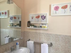 Ένα μπάνιο στο Villa Henry 2 - Relaxing Retreat +12 φωτογραφίες