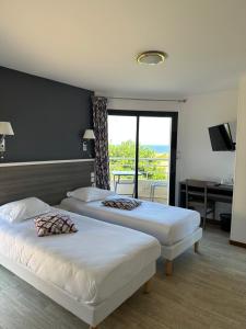 2 letti in camera con balcone di Hotel Castel Moor a Le Croisic Altre 19 foto