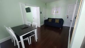 een woonkamer met een tafel en een bank bij Two Duval Street Suites w pool in Key West