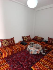 un soggiorno con un divano e un tavolo di Dakhla kite Surf School & Lodge a Oulad Akkou
